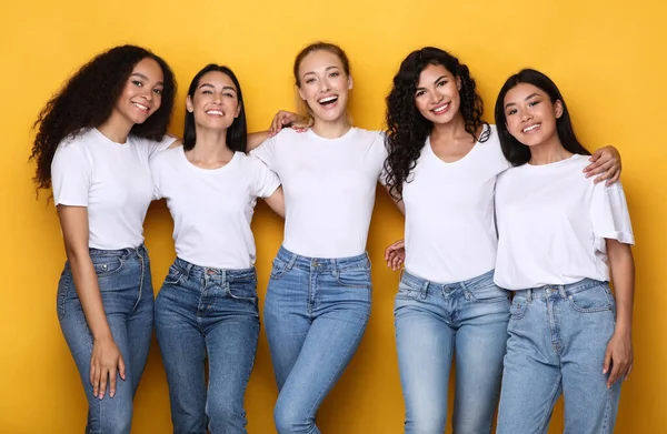 Grupo de cinco senhoras mistas abraçando posando juntas no estúdio — Fotografia de Stock