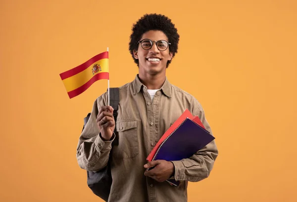 Het leren van nieuwe taal, onderwijs en reizen. jong glimlachen Afrikaans amerikaanse man met rugzak houden notebooks — Stockfoto