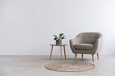 Modern iç tasarım, boş model duvar ve gri mobilyalar, çatı katı ve eski oturma odası.
