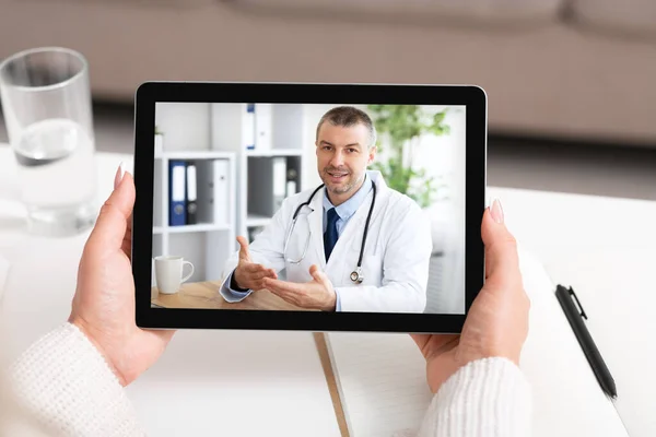 Prefessional Therapist Doctor Consulting Female Patient Via Video Call On Digital Tablet — Stock Photo, Image