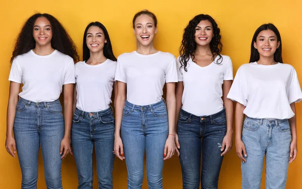 Grupo de cinco senhoras diversas alegres posando sobre fundo amarelo — Fotografia de Stock