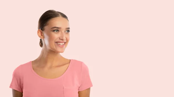 Sorrindo mulher confiante olhando para o espaço de cópia no fundo branco — Fotografia de Stock