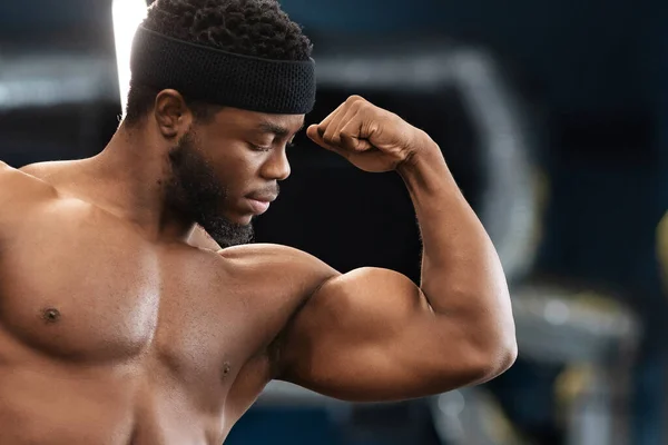 Close-up van zwarte bodybuilder spelen met zijn spieren — Stockfoto