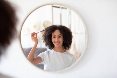 Tatlı kadının yuvarlak aynasında yansıması, güzellik bakımı, tavsiye ve modern blog yazarının reklamı.