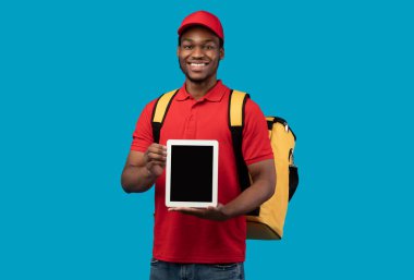 Siyah teslimatçı elinde boş ekranlı tablet tutuyor.