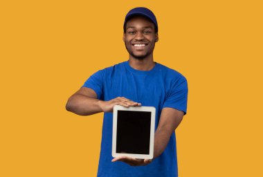 Siyah teslimatçı elinde boş ekranlı tablet tutuyor.