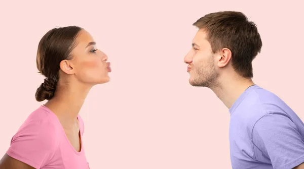 Kadın ve erkek öpüşmeye çalışıyor. — Stok fotoğraf