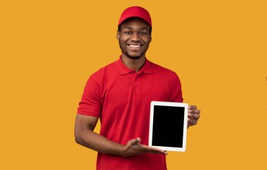 Siyah teslimatçı elinde boş ekranlı tablet tutuyor.