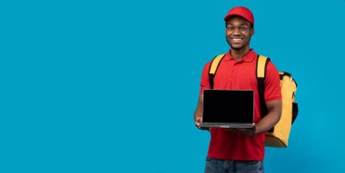 Siyah kurye dizüstü bilgisayarı elinde tutuyor.