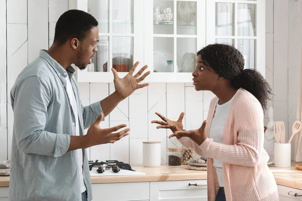 Problemas de Relacionamento. Jovem casal afro-americano argumentando na cozinha — Fotografia de Stock