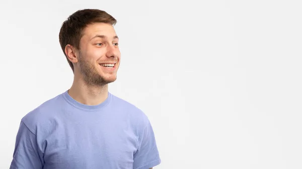 Usmívající se sebevědomý muž při pohledu na kopírovat prostor na bílém pozadí — Stock fotografie