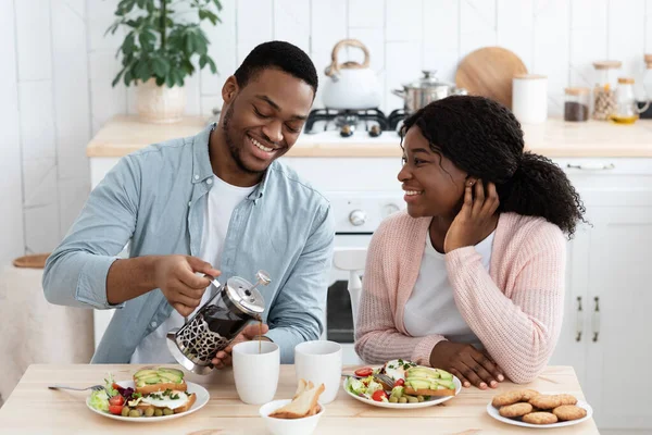 Amantes esposos afroamericanos disfrutando de un delicioso desayuno en casa — Foto de Stock