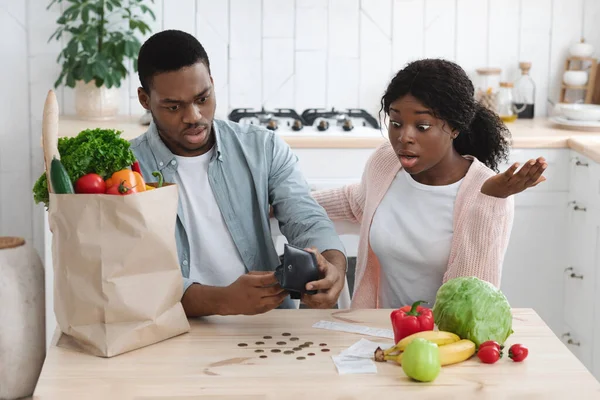 Απογοητευμένο ζευγάρι Αφροαμερικανών στην κουζίνα Μετρώντας Παραμένοντας Χρήματα Μετά Αγορές Τροφίμων — Φωτογραφία Αρχείου