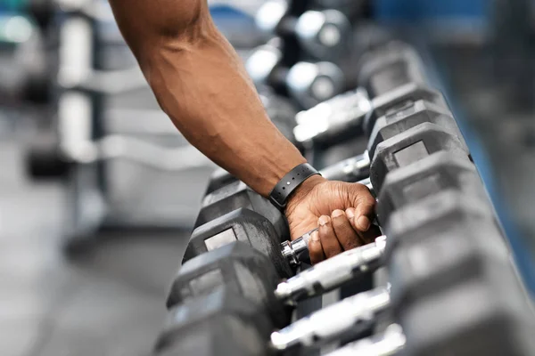 Irreconhecível Africano americano fisiculturista mão agarrar barbell — Fotografia de Stock