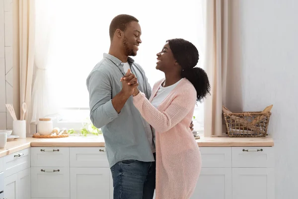 Heureux noir mari et femme danse dans cuisine intérieur — Photo