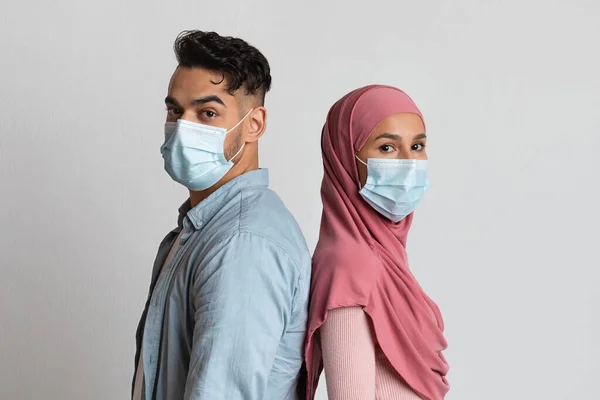 Pandemisch leven. Portret van moslim paar in beschermende medische gezichtsmaskers — Stockfoto