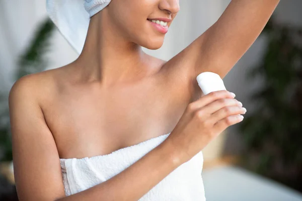 Hygiène personnelle et traitement après la douche. Belle souriante jeune femme afro-américaine en serviette avec déodorant — Photo