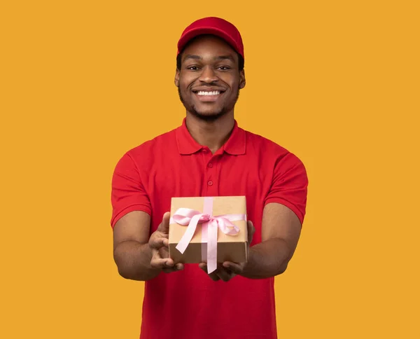 Negro entrega chico celebración regalo caja mostrando a cámara — Foto de Stock