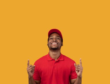 Gülümseyen siyah sakallı teslimatçı