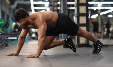 Spor salonunda spor yapan aktif siyahi adam.