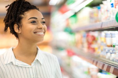 Süpermarkette mutlu siyah kadın müşteri, market alışverişi yapan kadın.