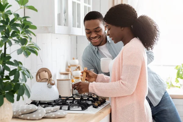 Couples Vie domestique. heureux noir conjoints cuisson déjeuner dans cuisine ensemble — Photo