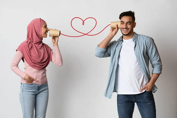 Wanita Muslim Romantis Mengirim Pesan Cinta Untuk Pacar Dengan Telepon Piala Kertas — Stok Foto