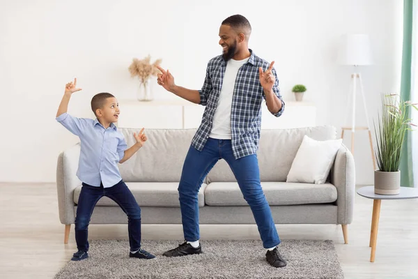 Pai e filho africanos felizes dançando em casa, comprimento total — Fotografia de Stock