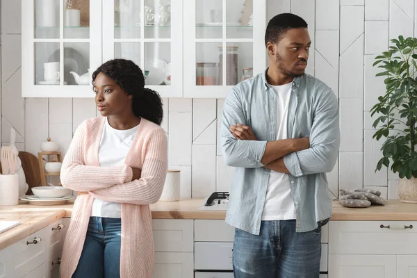 Crise relationnelle. Jeunes conjoints afro-américains offensés debout dans la cuisine après la querelle — Photo