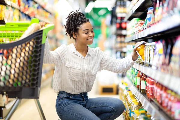 スーパーで食料品の買い物をするアフリカの女性 — ストック写真
