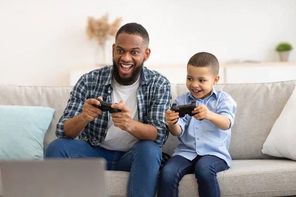 Preto pai e filho jogar vídeo juntos no fim de semana ao ar livre — Fotografia de Stock