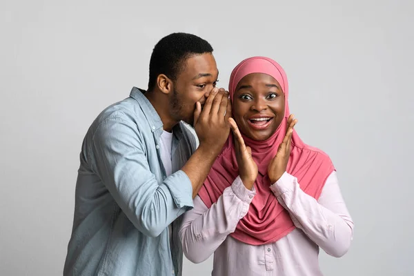 Zwarte man delen gerucht met zijn opgewonden vriendin — Stockfoto