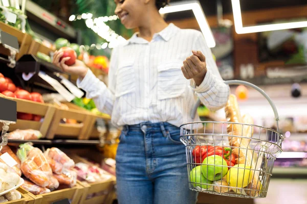 Afro-americano mulher fazendo compras no supermercado, cortado — Fotografia de Stock