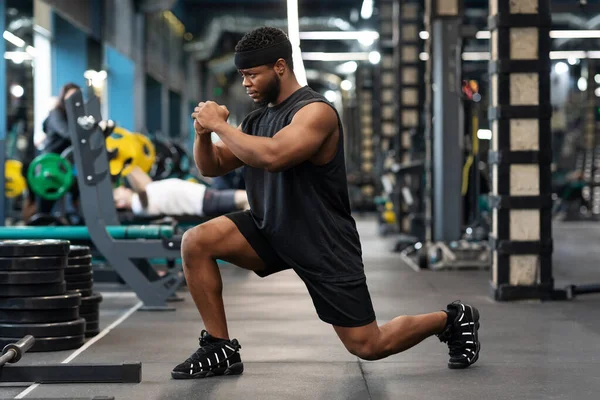 Schwarzer Typ Sportler macht Kniebeugen im Fitnessstudio — Stockfoto