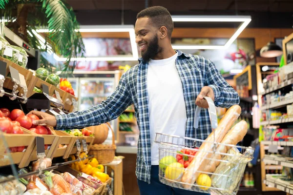 Compras de mercearia, cara afro-americano no supermercado escolhendo frutas — Fotografia de Stock