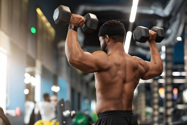 Visão traseira do homem afro-americano se exercitando no ginásio — Fotografia de Stock