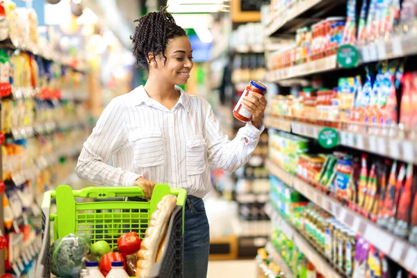 スーパーで買い物をする幸せな黒人女性 — ストック写真