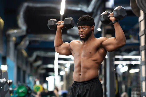 Homem americano africano confiante exercitando-se no ginásio — Fotografia de Stock