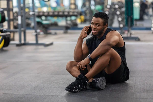Smiling african american athletic man resting after workout — Stock Photo, Image