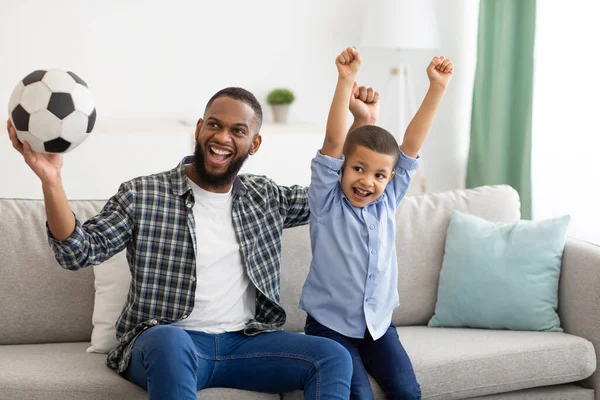 Pai Africano e Filho Assistir Jogo De Futebol Na TV Interior — Fotografia de Stock