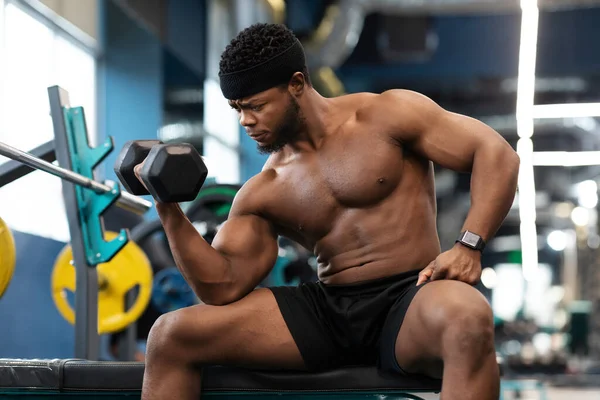 Концентрований афроамериканський м'язистий хлопець займається з барбелом — стокове фото