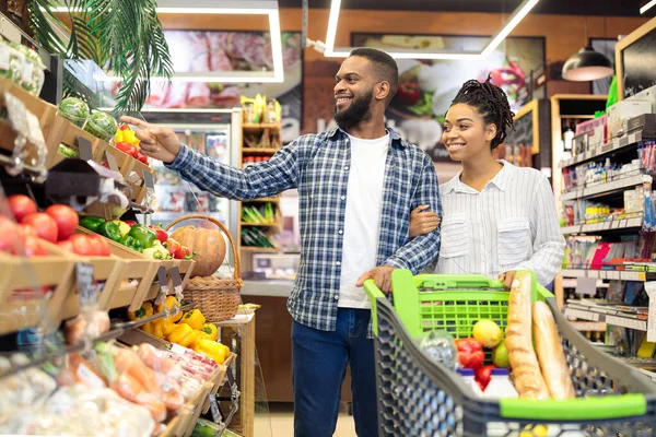 Compras de comestibles en el supermercado, los cónyuges afroamericanos compran frutas en interiores —  Fotos de Stock