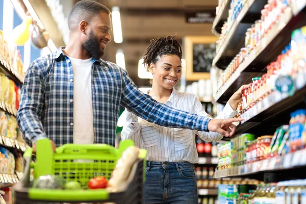 Cônjuges afro-americanos comprando alimentos na mercearia — Fotografia de Stock