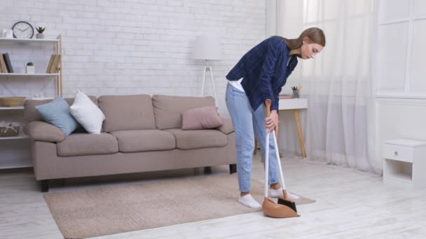 若い女性の家で床掃除、ほうきとスクープ、スローモーションを使用して — ストック動画