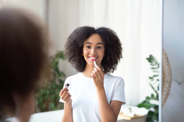 Maquillaje desnudo diario, labios hidratantes y belleza en el hogar concepto — Foto de Stock