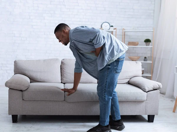 Zwarte man met buikpijn Aangrijpende maag Lijden van spasme Indoor — Stockfoto