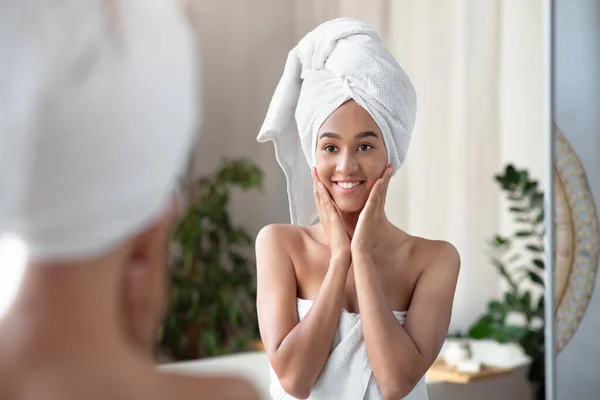 Procedimientos de spa y cuidado de belleza con cosméticos modernos en el hogar — Foto de Stock