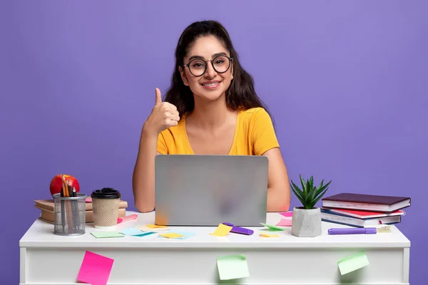 Indian kobieta za pomocą laptopa pokazując kciuki w górę gest — Zdjęcie stockowe