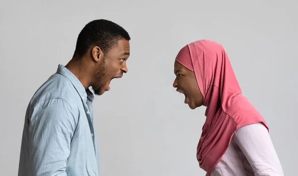 Pasangan muslim berkulit hitam yang marah berteriak satu sama lain — Stok Foto