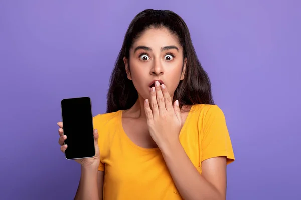 Verrast Indiase vrouw toont blanco smartphone scherm — Stockfoto